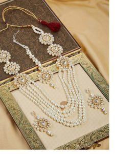 Graceful White Pearls Queen's Necklace Jewellery Set for Wedding