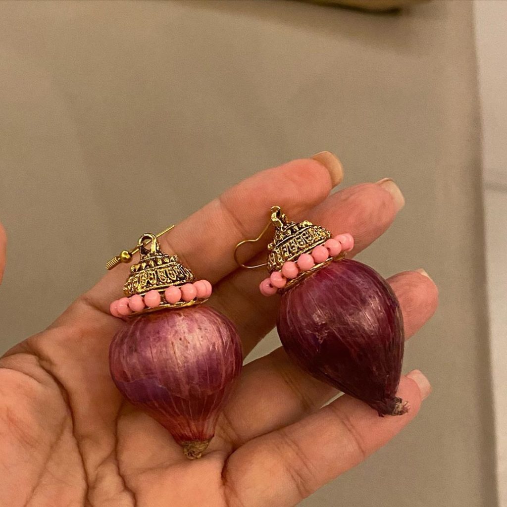 OH MY ONION!! Did Akshay Kumar really gift Onion Earrings to Twinkle Khanna?