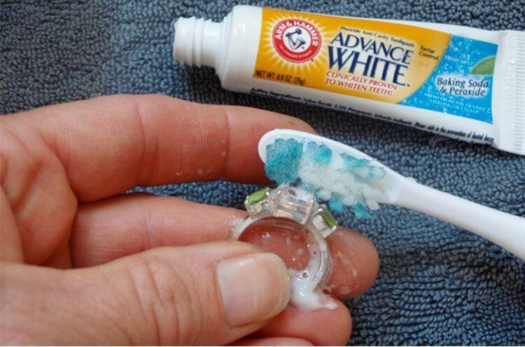 How to Clean Jewellery With Toothpaste?