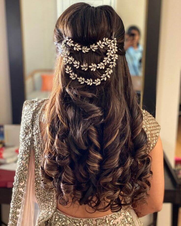 half-tie-curls-south-indian-bridal-hairstyle-for-reception | WedAbout