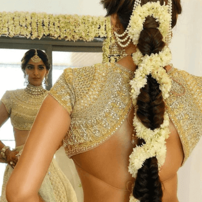 22 Gorgeous (And Trending) Maang Tikka Hairstyles For Your Wedding Look 11