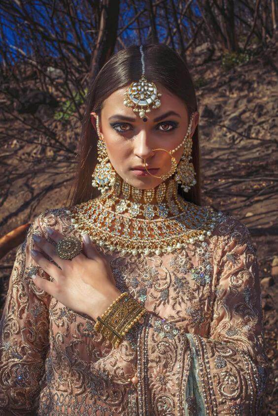 22 Gorgeous (And Trending) Maang Tikka Hairstyles For Your Wedding Look 7