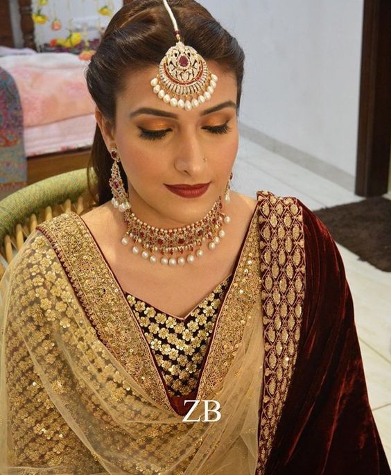 22 Gorgeous (And Trending) Maang Tikka Hairstyles For Your Wedding Look 14