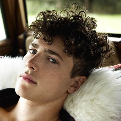 curly hairstyle for men
