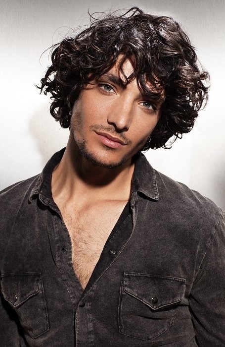 curly hairstyle for men
