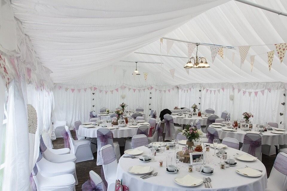 How To Create A Stunning Outdoor Wedding Setting With A White Tent
